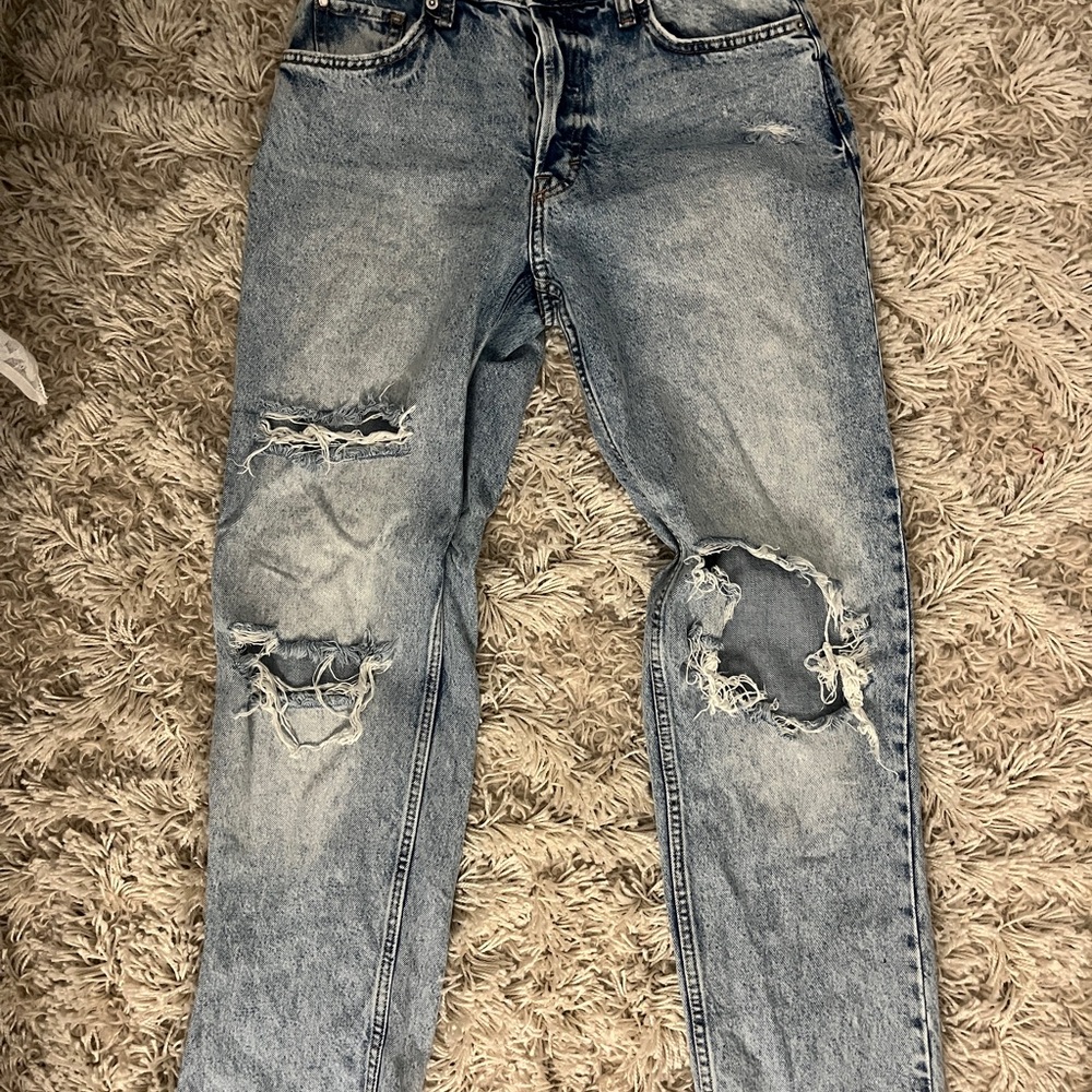 Light washed distressed 90’s boyfriend jeans